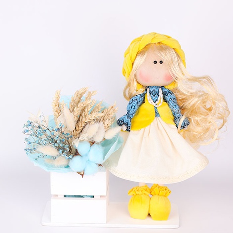 Интерьерная кукла с букетиком из хлопка