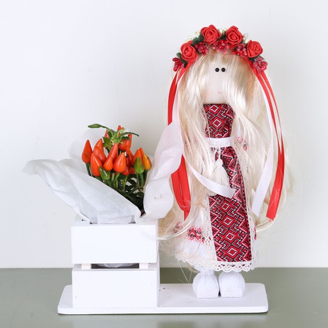 Интерьерная кукла с растением капсикум