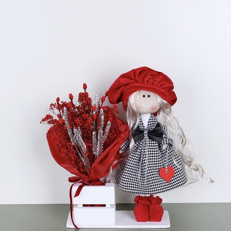 Интерьерная кукла София с букетиком сухоцветов