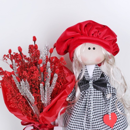Интерьерная кукла София с букетиком сухоцветов