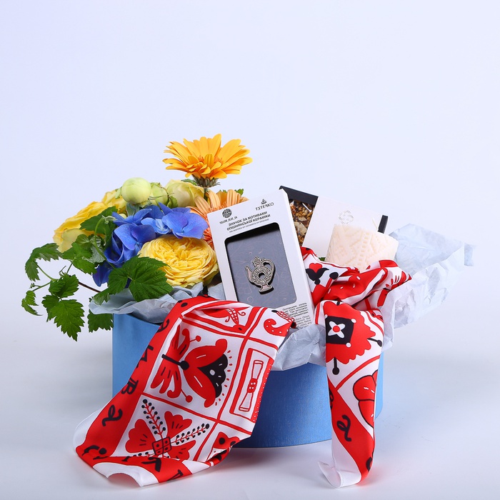 Подарунковий набір з квітами та солодощами "Україна"