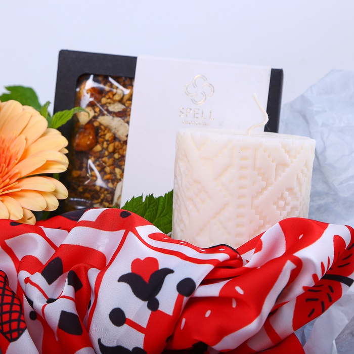 Подарунковий набір з квітами та солодощами "Україна"