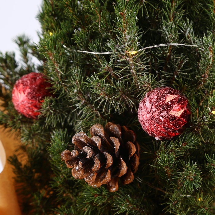 Ель коника в горшке с гирляндой