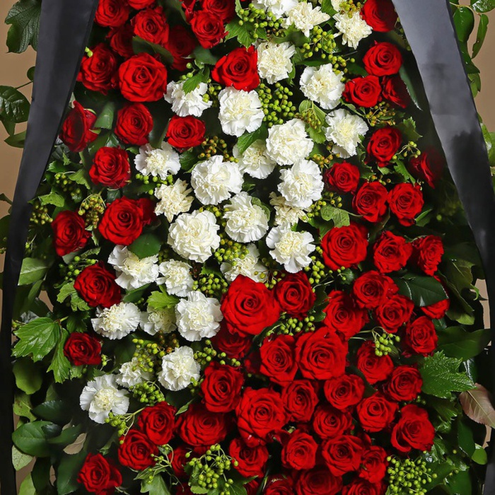Жалобний вінок з білою гвоздикою та червоною трояндою