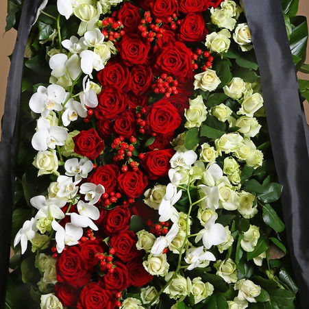 Жалобний вінок з біло-червоної троянди та орхідей