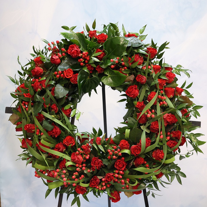 Жалобний вінок у червоних тонах з трояндою та хіперікумом