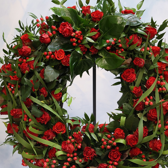 Жалобний вінок у червоних тонах з трояндою та хіперікумом