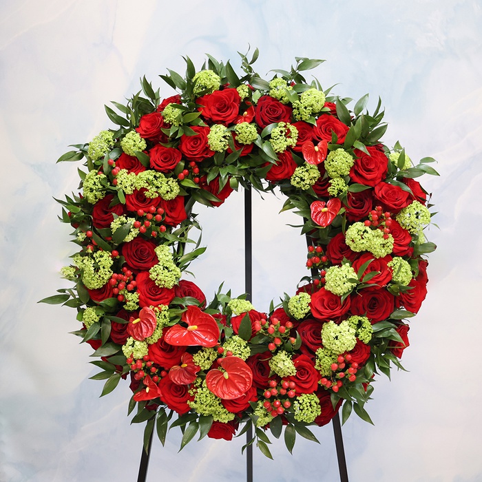 Жалобний вінок з троянди, вібурнуму та антуріуму "Тиха молитва"