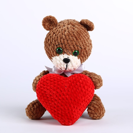 В'язана іграшка Ведмедик з сердечком