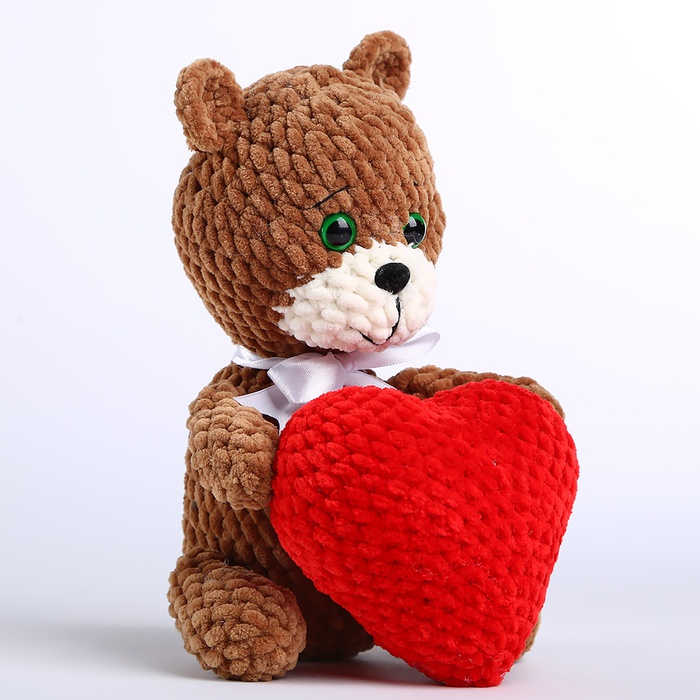 В'язана іграшка Ведмедик з сердечком