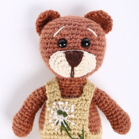 М'яка в'язана іграшка ведмедик в комбінезоні
