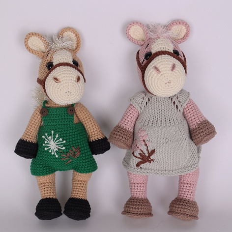 В'язана іграшка Конячка