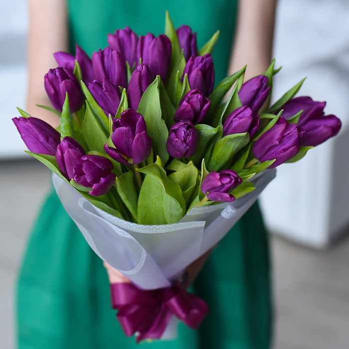 Букет 21 фиолетовый тюльпан