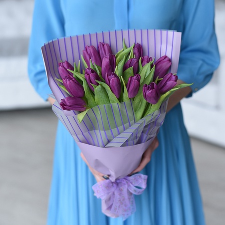 Букет 15 фиолетовых тюльпанов