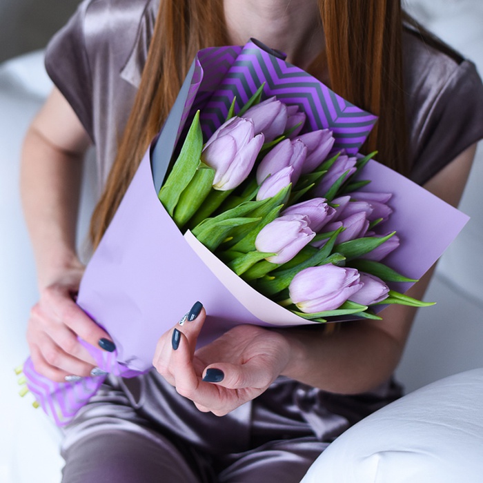 Букет 15 нежно-фиолетовых тюльпанов