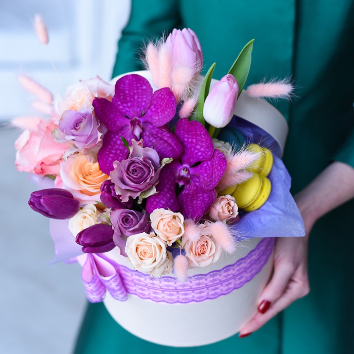 Цветы в коробке со сладостями "Французское поздравление"