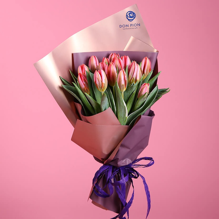Букет из 15 ярких розовых тюльпанов