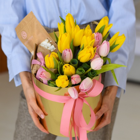 Тюльпаны в коробке с какао и зефирками