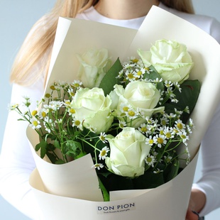 Букет з білих троянд і ромашки