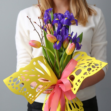 Весняний букет в упаковці Метелик