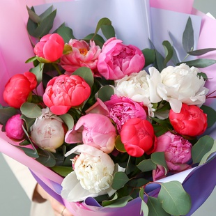 Букет з 15 півоній мікс