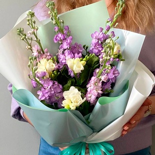 Букет с маттиолой и фрезией "Цветущий сад"