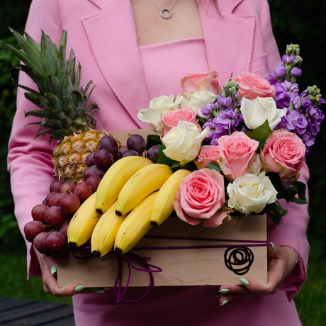 Коробка з квітами та фруктами "Фуршет"