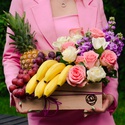 Коробка з квітами та фруктами "Фуршет"