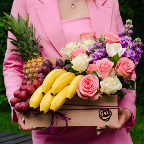 Коробка с цветами и фруктами "Фуршет"