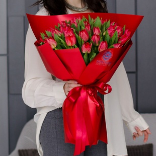 Букет 35 червоних дабл тюльпанів