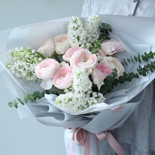 Букет з ніжних ранункулюсів та бузку