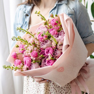 Букет из розы и маттиолы "Малиновый конфитюр"