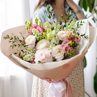 Букет з ранункулюсів та бузку "Невагомість"