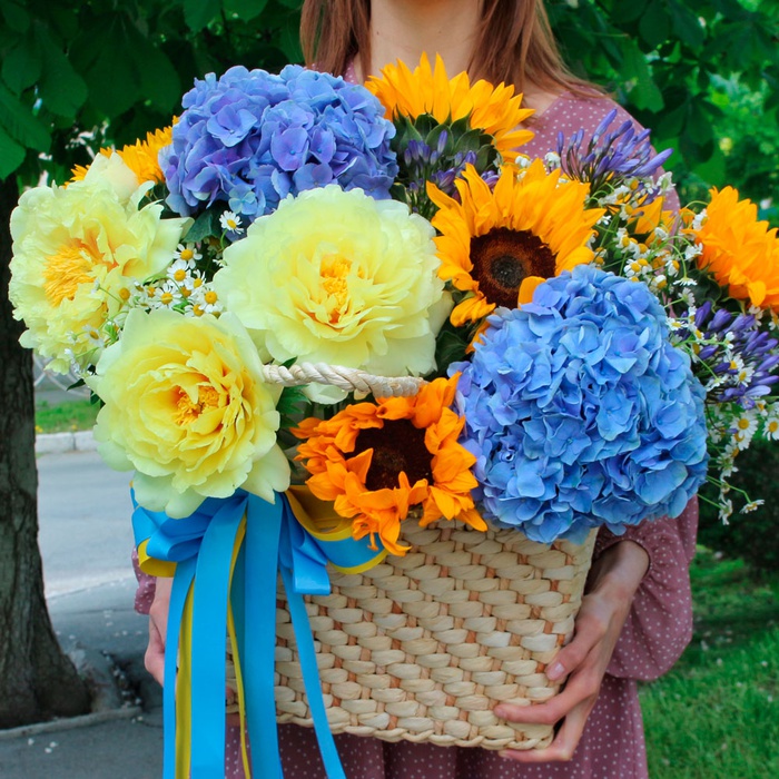 Цветы в плетеной сумке "Солнечный танец"