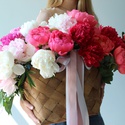 Цветы в плетеной сумке "Изысканный микс пионов"