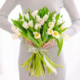 Букет 35 білих тюльпанів з вербою