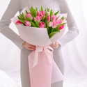 Букет 25 рожевих тюльпанів в упаковці