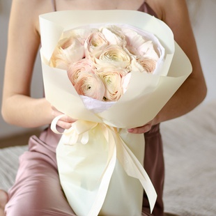 Букет 19 пудрових ранункулюсів