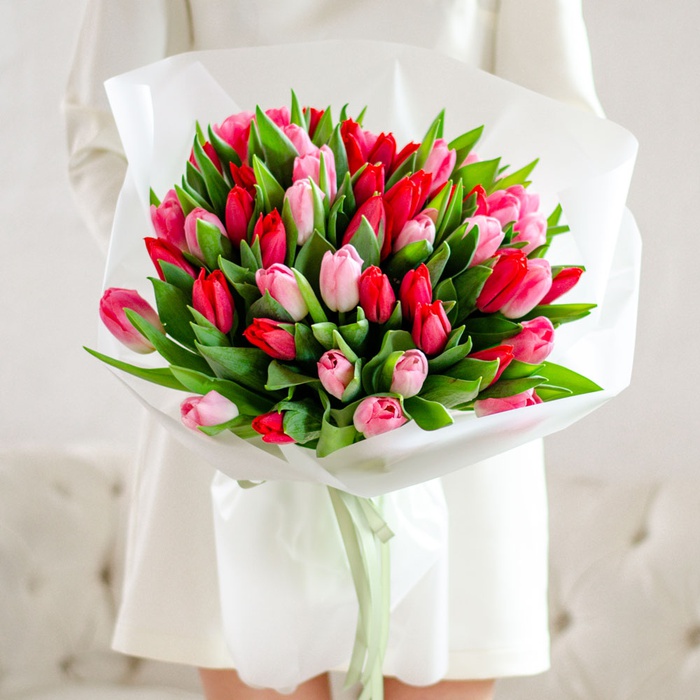 Букет 51 красно-розовых тюльпанов
