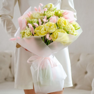 Букет 15 лимонних тюльпанів дабл з лагурусом