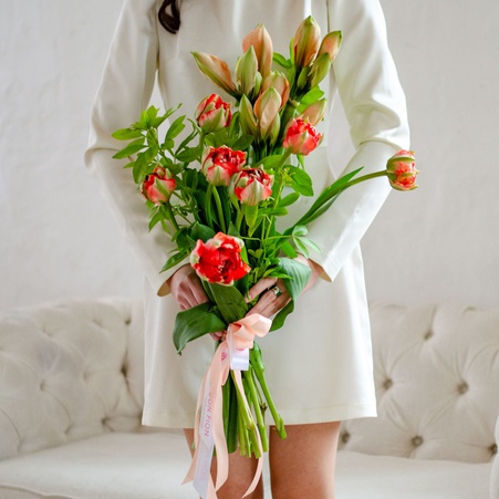 Букет с амариллисом и тюльпанами "Красочный миг"