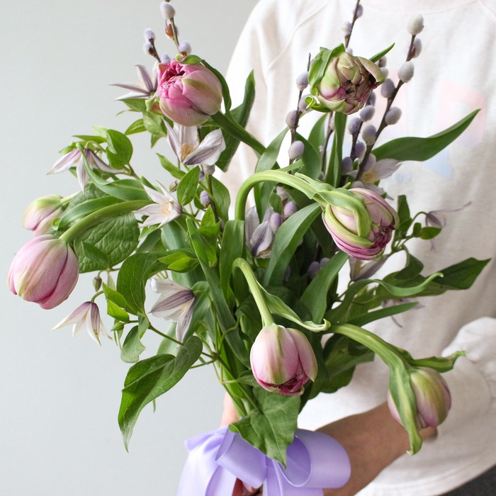 Букет 7 французских тюльпанов с клематисом и вербой