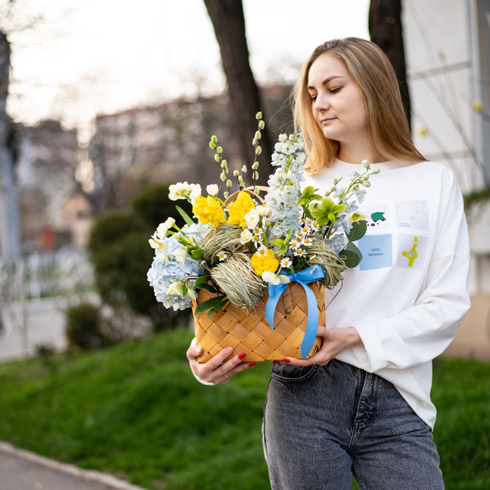 Квіти в плетеній сумці "Аромат весняної свіжості"