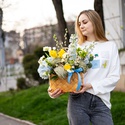Квіти в плетеній сумці "Аромат весняної свіжості"