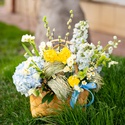 Цветы в плетеной сумке "Аромат весенней свежести"