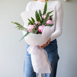 Букет 5 розовых пионов с флебодиумом