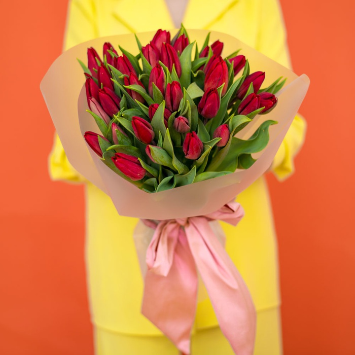 Букет 35 червоних тюльпанів