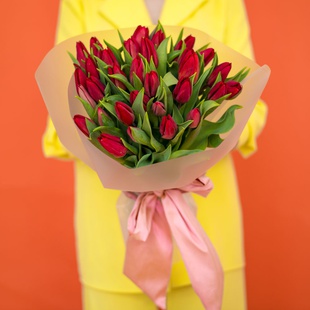 Букет 35 червоних тюльпанів