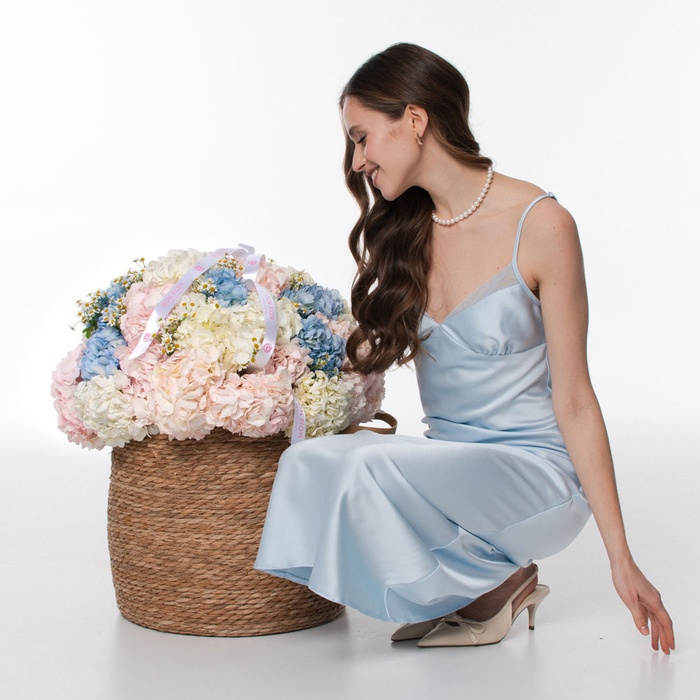 Квіти у кошику "51 гортензія мікс з ромашкою"