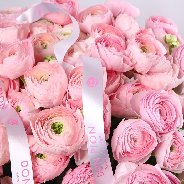 Цветы в корзине "101 розовый ранункулюс"